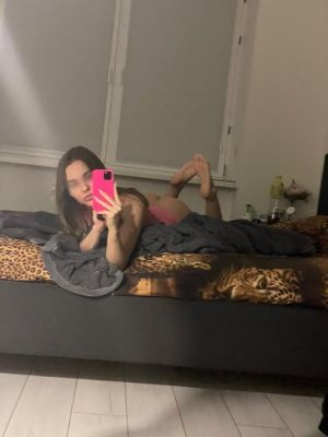 Вызвать проститутку на дом в Киеве (Даша, от 2000 грн. в час)