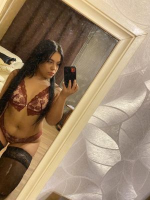 Ника предлагает массаж простаты страпоном, недорого