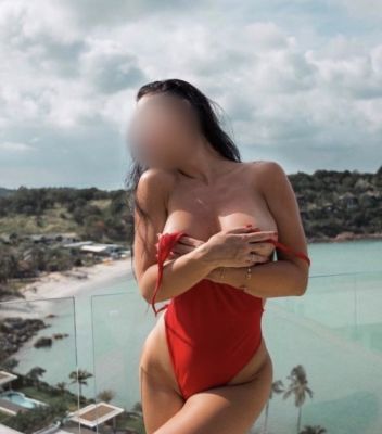 Иришка, 24 лет — минет в машине