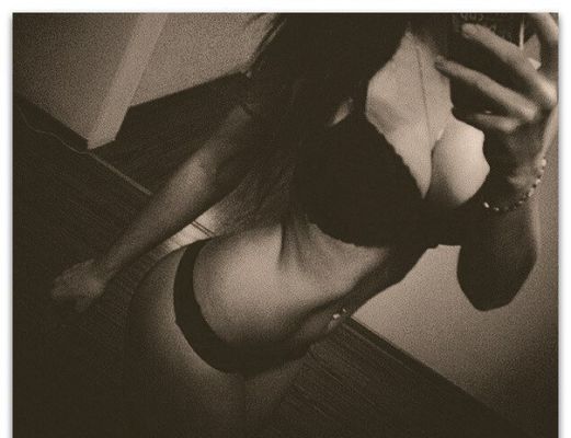 Юля – девушка для массажа, которая знает все эрогенные зоны, работает в Киеве (Печерский)