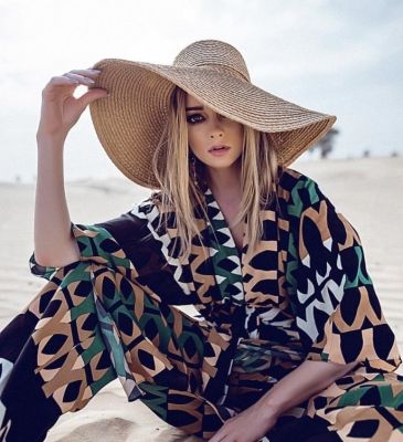 Эскортница Анжела (вес: 52 кг) с большой грудью